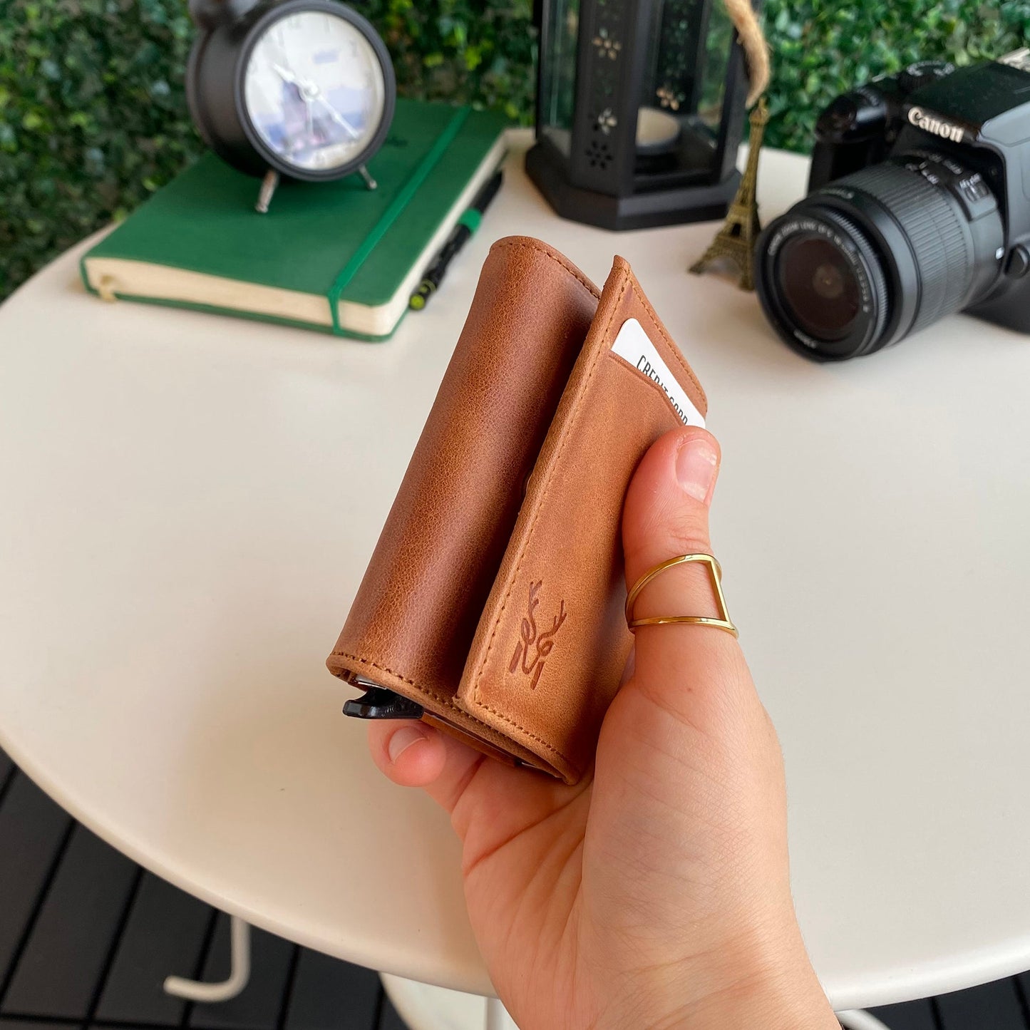 Pescol – Portafoglio / Porta carte in Vera Pelle con Protezione RFID, Pop-Up e Design Elegante