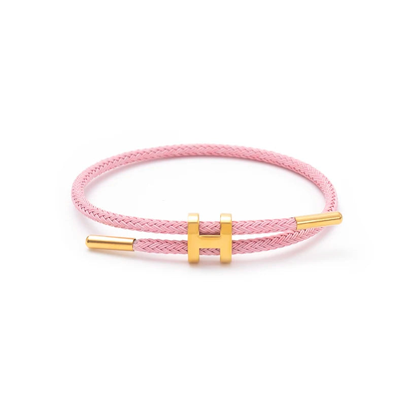 Pulsera trenzada ajustable con dije de acero inoxidable – Joya elegante y apilable para mujer