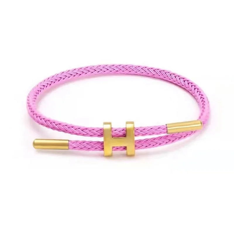Pulsera trenzada ajustable con dije de acero inoxidable – Joya elegante y apilable para mujer