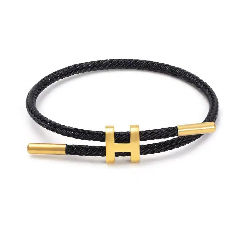 Pulsera trenzada ajustable con dije de acero inoxidable – Joya elegante y apilable para mujer