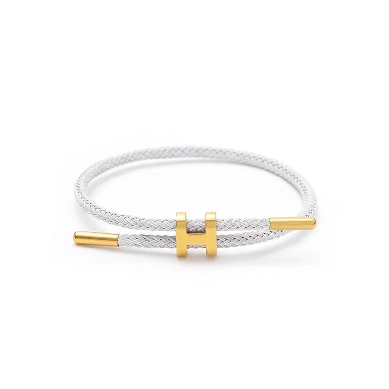 Pulsera trenzada ajustable con dije de acero inoxidable – Joya elegante y apilable para mujer