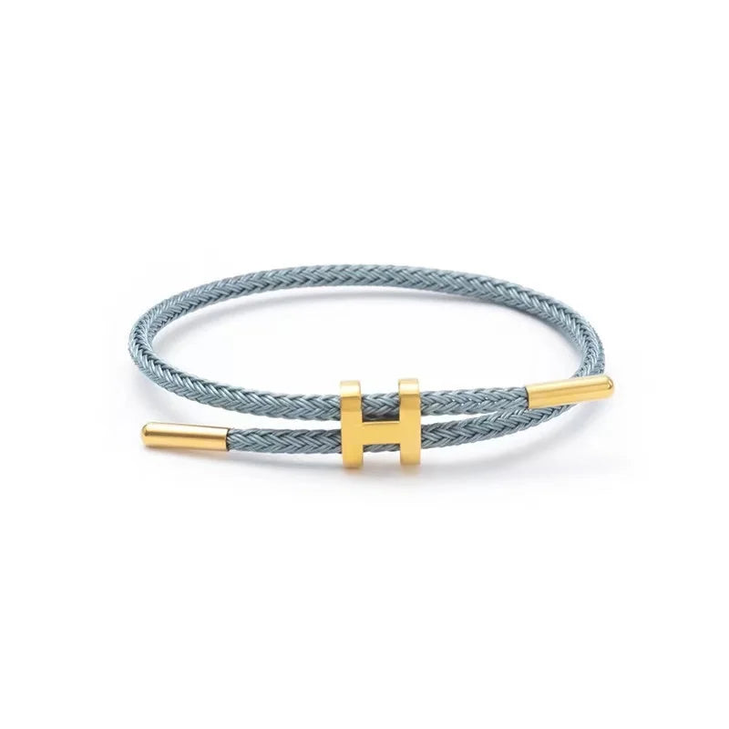 Pulsera trenzada ajustable con dije de acero inoxidable – Joya elegante y apilable para mujer