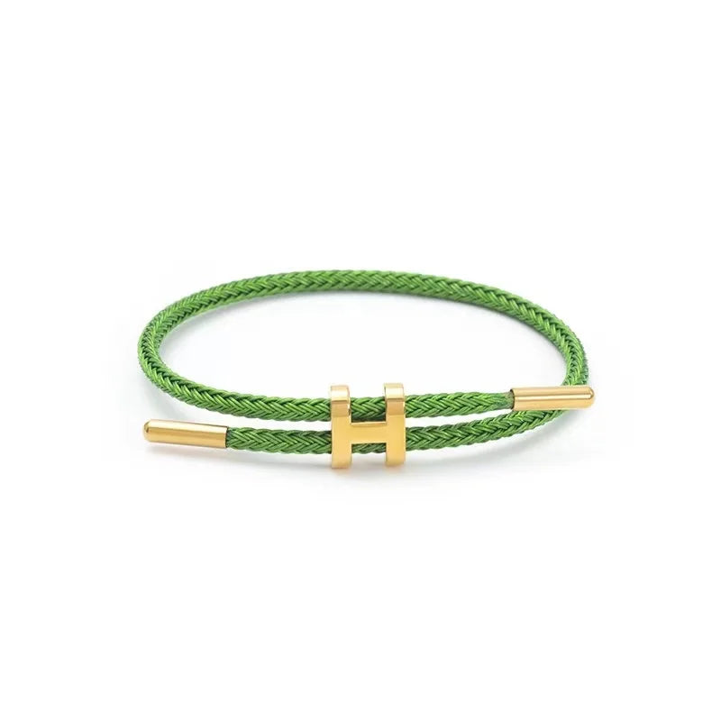 Pulsera trenzada ajustable con dije de acero inoxidable – Joya elegante y apilable para mujer