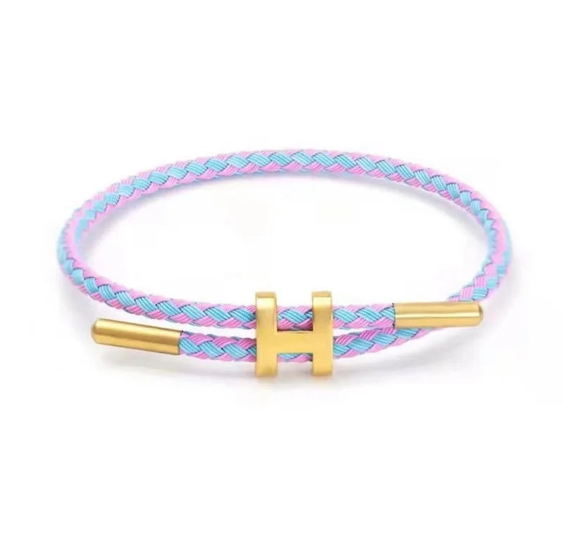 Pulsera trenzada ajustable con dije de acero inoxidable – Joya elegante y apilable para mujer