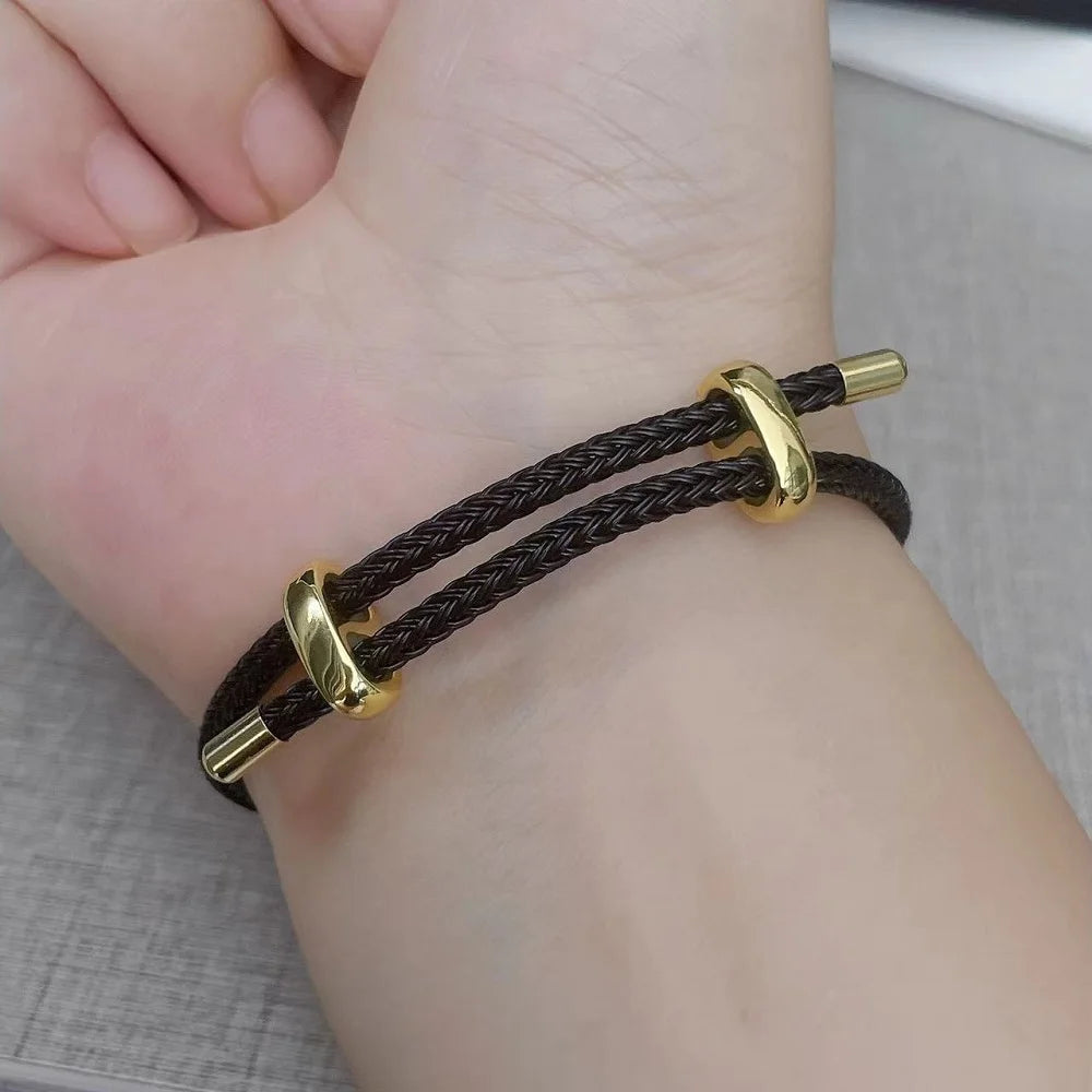 Pulsera trenzada ajustable con dije de acero inoxidable – Joya elegante y apilable para mujer