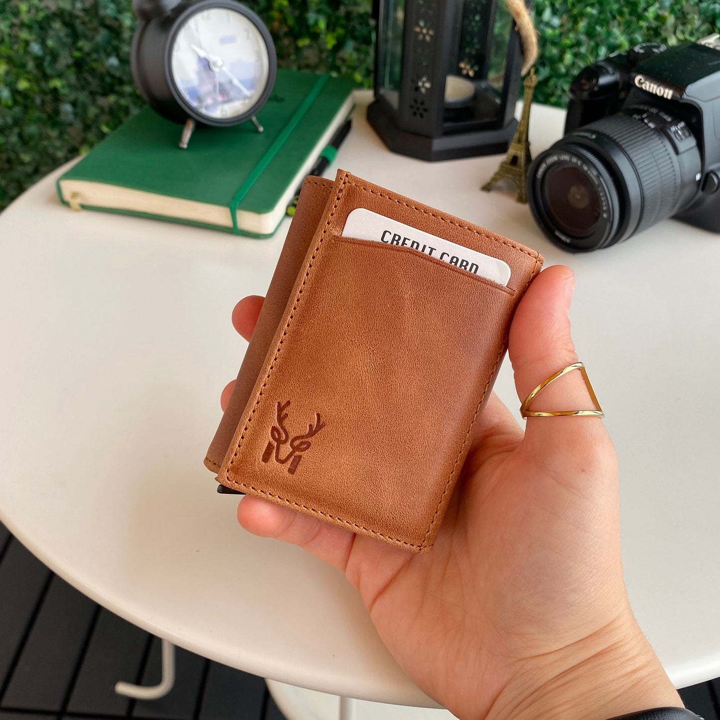 Pescol – Portafoglio / Porta carte in Vera Pelle con Protezione RFID, Pop-Up e Design Elegante