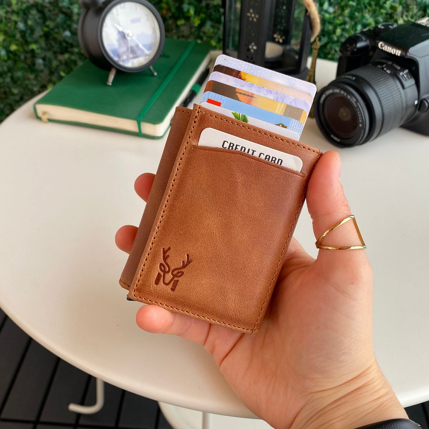 Pescol – Portafoglio / Porta carte in Vera Pelle con Protezione RFID, Pop-Up e Design Elegante